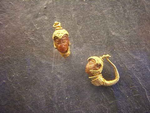 earrings w African heads 0602 Louvre